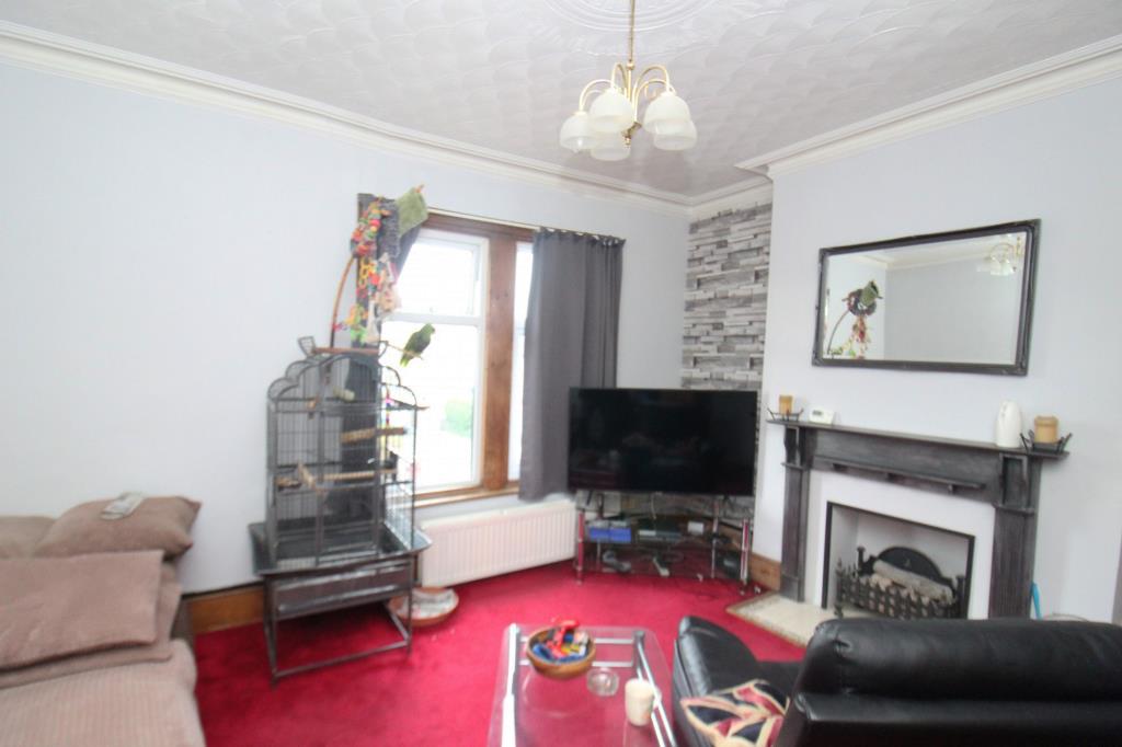 Lot: 149 - COMMERCIAL AND RESIDENTIAL INVESTMENT IN NEED OF STRUCTURAL REPAIR - Living room (provided by the seller taken 2021/22)